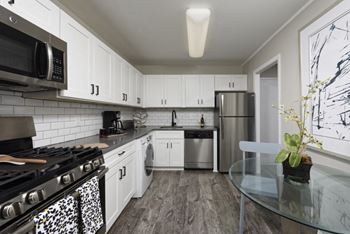 Fully Equipped Eat-In Kitchen at Trillium Apartments, Fairfax, VA